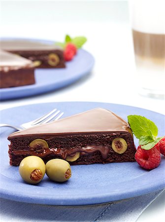 simsearch:659-06372385,k - Chocolate tart with green olives Photographie de stock - Premium Libres de Droits, Code: 659-06902412