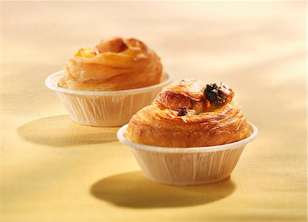 simsearch:659-06494161,k - Danish pastries in paper muffin cups Stockbilder - Premium RF Lizenzfrei, Bildnummer: 659-06902423