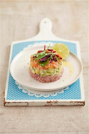 simsearch:659-06901506,k - Tuna and salmon tartar with avocado Photographie de stock - Premium Libres de Droits, Code: 659-06902430