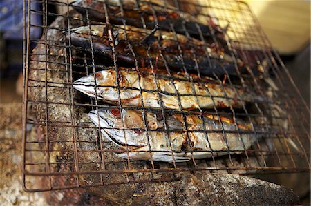 Fish, smoked and grilled Foto de stock - Sin royalties Premium, Código: 659-06902476