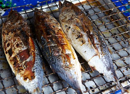 Grilled fish on a wire rack Photographie de stock - Premium Libres de Droits, Code: 659-06902505