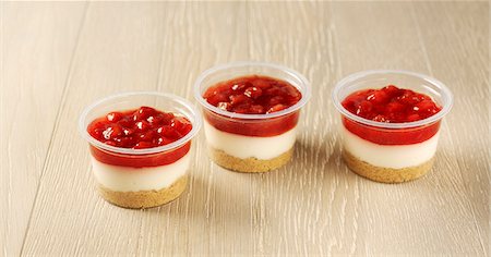 Mini strawberry cheesecakes Foto de stock - Sin royalties Premium, Código: 659-06902502