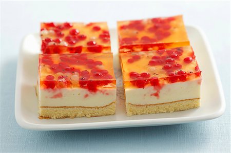 simsearch:659-06153787,k - Sponge cake with cream, jelly and red currants Foto de stock - Sin royalties Premium, Código: 659-06902529