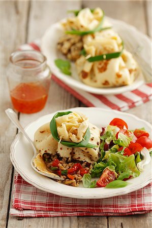 Crepe packages filled with ground beef and vegetables Photographie de stock - Premium Libres de Droits, Code: 659-06902534