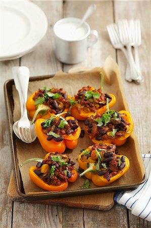 simsearch:659-06187401,k - Yellow peppers stuffed with ground beef and kidney beans Photographie de stock - Premium Libres de Droits, Code: 659-06902531