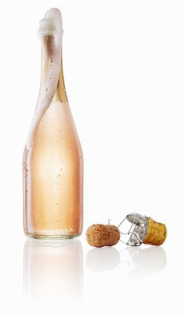 food bottles - Pink champagne bubbling out the bottle Foto de stock - Sin royalties Premium, Código: 659-06902573