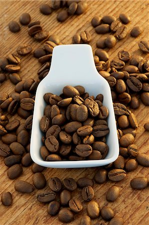 simsearch:659-06902597,k - Coffee beans in a porcelain scoop Foto de stock - Sin royalties Premium, Código: 659-06902596