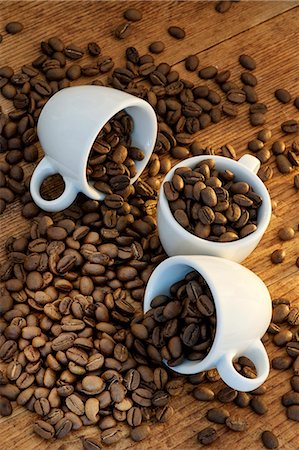 simsearch:659-06902597,k - Still life with coffee beans and three espresso cups Foto de stock - Sin royalties Premium, Código: 659-06902599