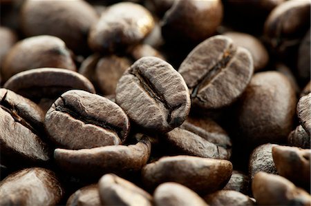 simsearch:659-02210952,k - Espresso beans (close up) Photographie de stock - Premium Libres de Droits, Code: 659-06902601