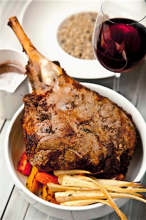 Grilled leg of lamb with oven vegetables and red wine Foto de stock - Sin royalties Premium, Código: 659-06902624