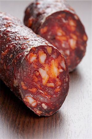 salchicha - Sliced salami (close up) Photographie de stock - Premium Libres de Droits, Code: 659-06902629