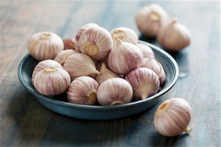 simsearch:659-06902690,k - Two Garlic Bulbs; One Broken Stock Photo - Premium Royalty-Free, Code: 659-06902689