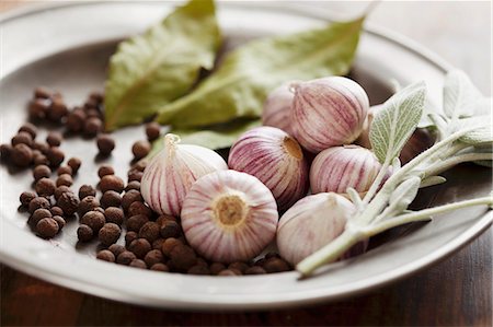 An arrangement of herbs and spice Photographie de stock - Premium Libres de Droits, Code: 659-06902695