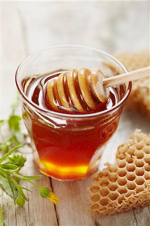 Honey and honey dipper in glass Foto de stock - Sin royalties Premium, Código: 659-06902690