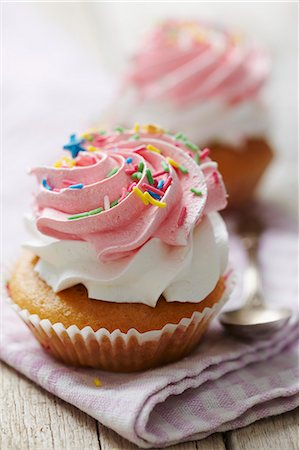 simsearch:659-03531958,k - Cupcake with cream, raspberry cream and colorful sugar sprinkles Photographie de stock - Premium Libres de Droits, Code: 659-06902707