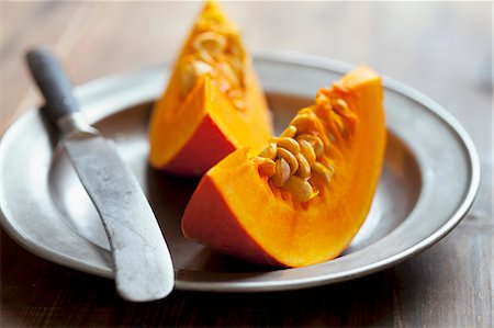 Two wedges of pumpkin Photographie de stock - Premium Libres de Droits, Code: 659-06902700