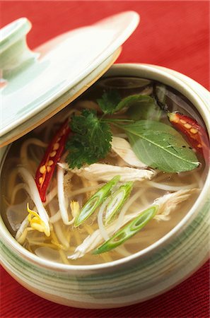 simsearch:659-06901901,k - Chicken soup with noodles (Asia) Foto de stock - Sin royalties Premium, Código: 659-06902712