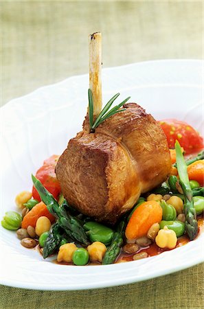 simsearch:659-06186142,k - Saddle of lamb on a bed of vegetables Photographie de stock - Premium Libres de Droits, Code: 659-06902725