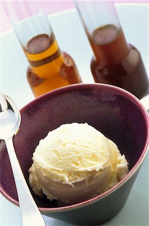 Vanilla ice cream in a bowl Stock Photo - Premium Royalty-Free, Code: 659-06902722