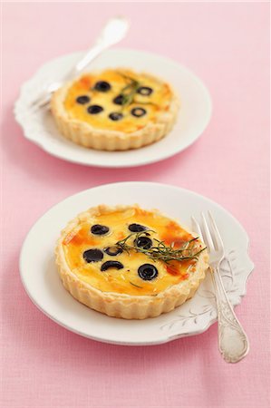 Goat's cheese tartlets with olives and rosemary honey Stock Photo - Premium Royalty-Free, Code: 659-06902739