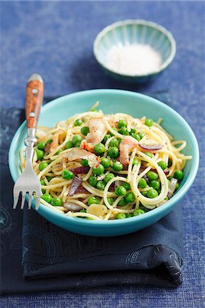 pasta dish - Spaghetti with peas, bacon and red onions Stock Photo - Premium Royalty-Free, Code: 659-06902748