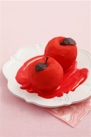 simsearch:659-08147386,k - Red spiced poached apples with chocolate leaves Stock Photo - Premium Royalty-Free, Code: 659-06902740