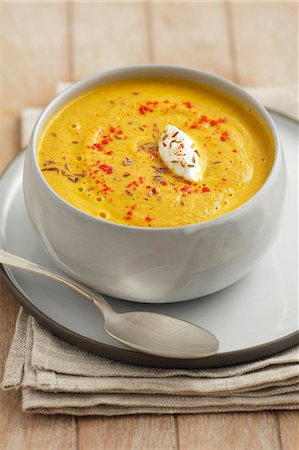 Cream of carrot soup with lentils Photographie de stock - Premium Libres de Droits, Code: 659-06902757