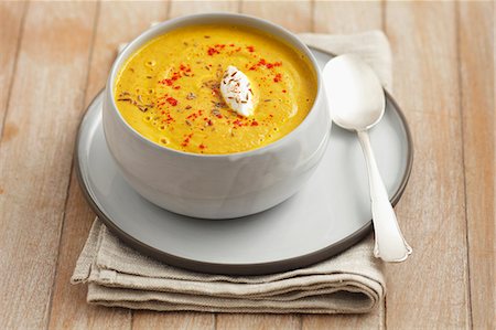 simsearch:659-07028172,k - Cream of carrot soup with lentils Foto de stock - Sin royalties Premium, Código: 659-06902758