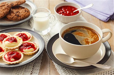 Coffee and mini tartlets with vanilla mousse and fruit sauce Fotografie stock - Premium Royalty-Free, Codice: 659-06902766