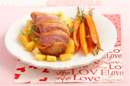 duck recipe - Duck breast with pineapple, oranges and baby carrots Foto de stock - Sin royalties Premium, Código: 659-06902775
