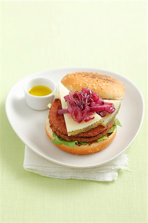 red onion - A burger topped with goat's cheese and caramelised onions Stock Photo - Premium Royalty-Free, Code: 659-06902779