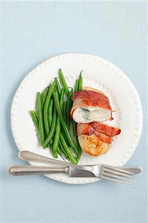 simsearch:659-06902767,k - Chicken breast stuffed with blue cheese and wrapped in ham, served with green beans Photographie de stock - Premium Libres de Droits, Code: 659-06902771