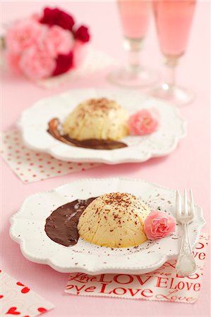 simsearch:659-08897171,k - Mini mascarpone cheesecakes with cherry and chocolate sauce Foto de stock - Sin royalties Premium, Código: 659-06902772