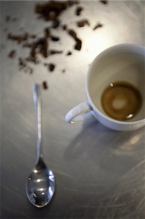 An espresso cup with the remains of a cup of coffee Foto de stock - Sin royalties Premium, Código: 659-06902794