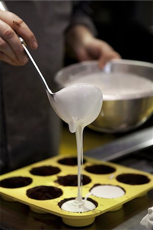 Batter being poured into a muffin tin Photographie de stock - Premium Libres de Droits, Code: 659-06902797