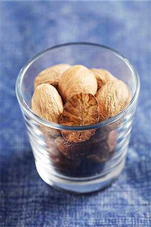 Nutmegs in a jar Foto de stock - Sin royalties Premium, Código: 659-06902806