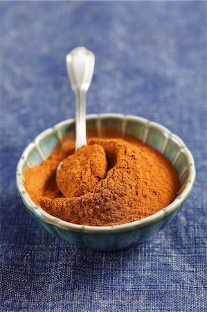 A small bowl of ground cinnamon Foto de stock - Sin royalties Premium, Código: 659-06902808