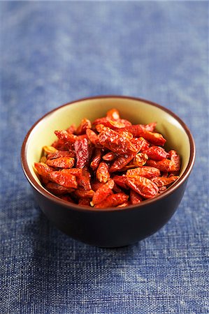 simsearch:659-07599240,k - Dried chilli peppers in a small bowl Stockbilder - Premium RF Lizenzfrei, Bildnummer: 659-06902822