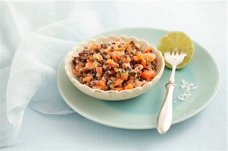 simsearch:659-07958686,k - Smoked salmon and lentil tartar with passion fruit Photographie de stock - Premium Libres de Droits, Code: 659-06902834