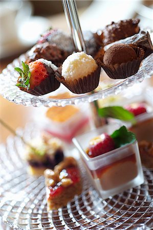 Assorted filled chocolates and miniature cakes Photographie de stock - Premium Libres de Droits, Code: 659-06902849