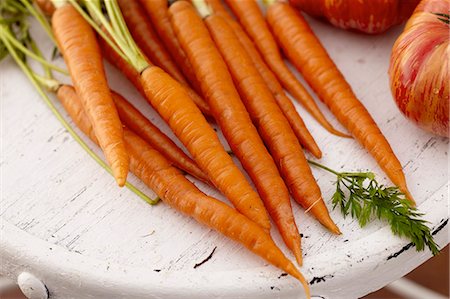 Carrots and Tomatoes on a Distressed White Table Stockbilder - Premium RF Lizenzfrei, Bildnummer: 659-06902871