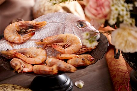 simsearch:659-07958359,k - Seafood Still Life with Flower in the Background Photographie de stock - Premium Libres de Droits, Code: 659-06902873