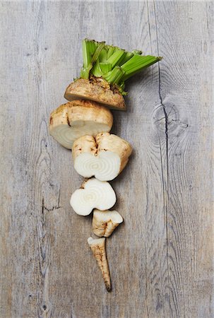 A Sliced Raw Sugar Beet on a Wooden Surface Fotografie stock - Premium Royalty-Free, Codice: 659-06902894