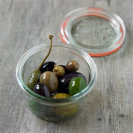 Assorted Olives in a Small Jar; Opened on a Wooden Surface Photographie de stock - Premium Libres de Droits, Code: 659-06902891