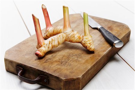 simsearch:659-03532652,k - Galangal (Thai ginger) on a chopping board Stock Photo - Premium Royalty-Free, Code: 659-06902926