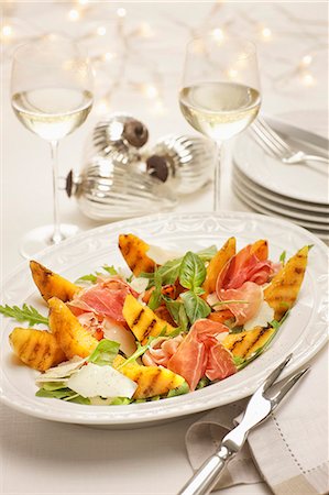 simsearch:659-07028712,k - Grilled melon with prosciutto on rocket and parmesan salad at Christmastime Photographie de stock - Premium Libres de Droits, Code: 659-06902939