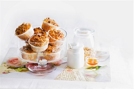 simsearch:659-07028979,k - Apple muffins with cereal grains Photographie de stock - Premium Libres de Droits, Code: 659-06902946