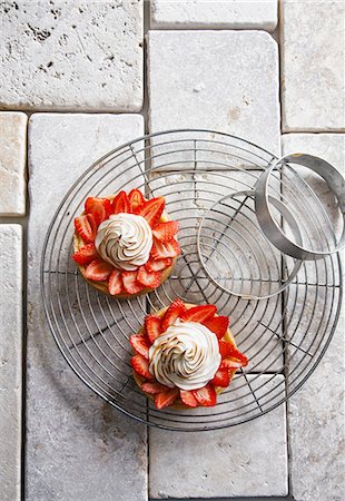 strawberries birds eye view - Quark tartlets with strawberries Stock Photo - Premium Royalty-Free, Code: 659-06902975