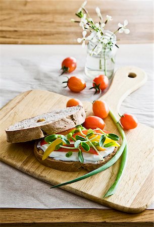 Sandwich with cream cheese, pepper and sprouts Photographie de stock - Premium Libres de Droits, Code: 659-06902976
