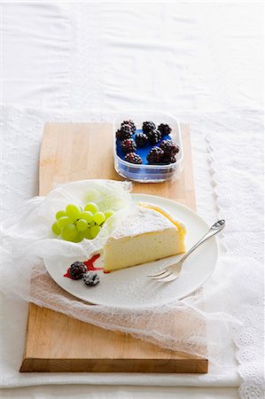 simsearch:659-06154595,k - A slice of cheesecake with blackberries and grapes Stock Photo - Premium Royalty-Free, Code: 659-06902978